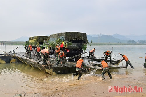 Bộ đội Lữ đoàn Công binh 414 thao diễn đưa phương tiện sang sông bằng phà.