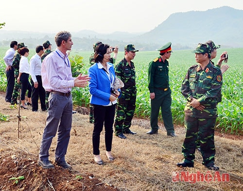 Thượng tướng Võ Tiến Trung nghe chuyên gia nước ngoài giới thiệu về công nghệ tưới cho ngô dùng làm thức ăn nuôi bò sữa.