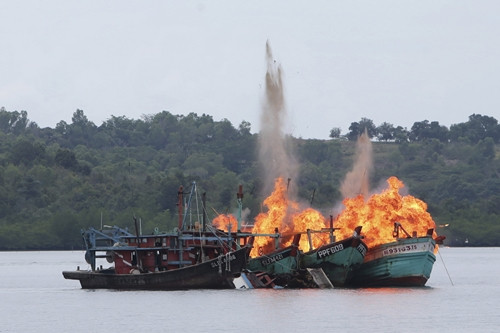 Malaysian and Vietnamese fishing boats are destroyed for illegal fishing by the Ministry of Maritime Affairs and Fisheries, police and navy, in Batam, Riau Islands, Indonesia April 5, 2016 in this photo taken by Antara Foto. The Indonesian government reportedly sank 28 illegal foreign fishing boats simultaneously in nine locations across the country. REUTERS/M N Kanwa /Antara Foto ATTENTION EDITORS - THIS IMAGE HAS BEEN SUPPLIED BY A THIRD PARTY. IT IS DISTRIBUTED, EXACTLY AS RECEIVED BY REUTERS, AS A SERVICE TO CLIENTS. FOR EDITORIAL USE ONLY. NOT FOR SALE FOR MARKETING OR ADVERTISING CAMPAIGNS. MANDATORY CREDIT. INDONESIA OUT. NO COMMERCIAL OR EDITORIAL SALES IN INDONESIA.