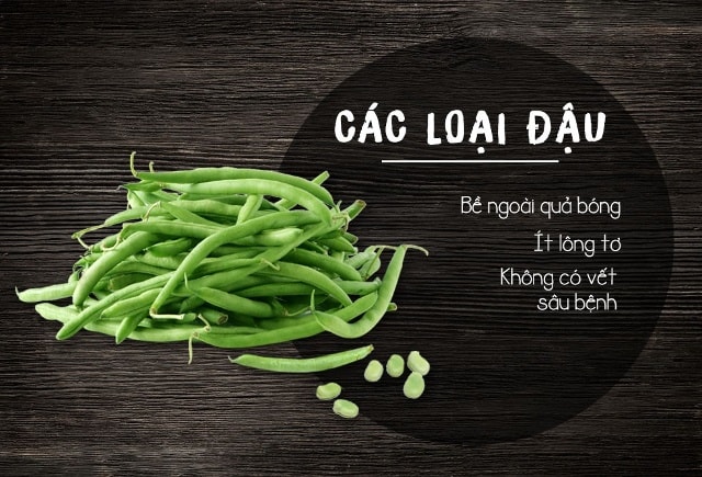 Bề ngoài quả đậu bóng, ít lông tơ là do người trồng đã bón nhiều đạm hoặc phun quá nhiều phân bón lá. Nếu quả đậu không có vết sâu bệnh là do người trồng đã phun quá nhiều thuốc trừ sâu bệnh và không đảm bảo thời gian cách ly. Vì vậy, bạn nên chọn đậu có cuống màu xanh tươi, thân mềm, hạt vừa phải, không quá lớn hay quá nhỏ.