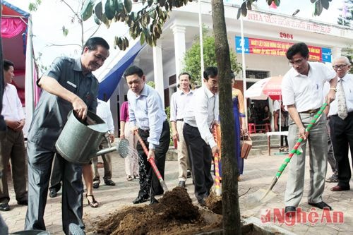 Đồng chí Hồ Đức Phớc - Bí thư Tỉnh ủy trồng cây lưu niệm tại khuôn viên nhà văn hóa khối Hiếu Hạp.