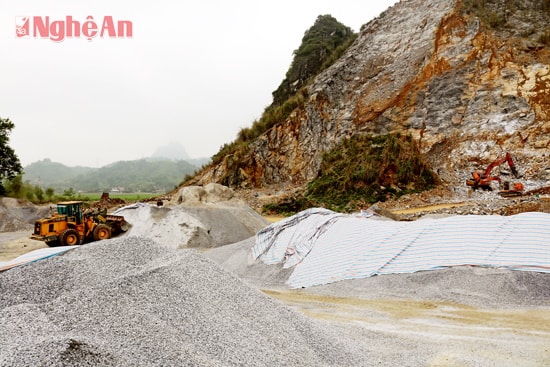 Khai thác đá xây dựng trên địa bàn huyện Anh Sơn. Ảnh: Huyền Trang
