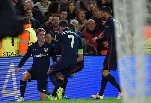 suarez-lap-cu-dup-barca-nguoc-dong-danh-bai-atletico-1
