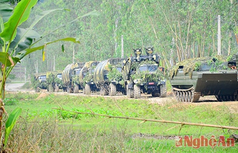 Các phương tiện vượt sông Lam của Đoàn Công binh Hải Vân tập kết chờ thực hiện nhiệm vụ.