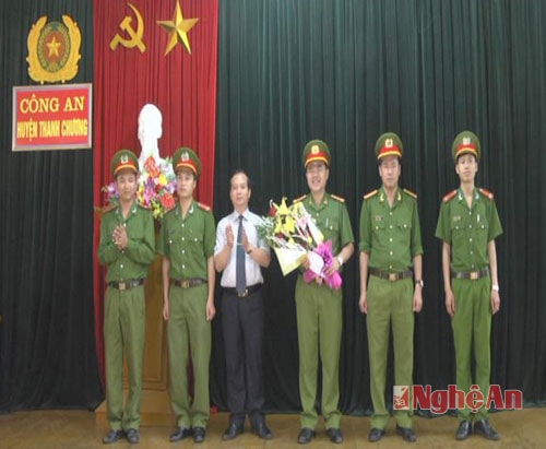 Lãnh đạo huyện Thanh Chương trao thưởng cho Ban chuyên án