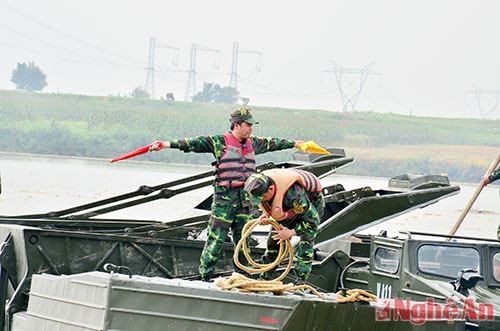 Công việc ghép phà được bộ đội công binh thực hiện khẩn trương, nhịp nhàng và chính xác.