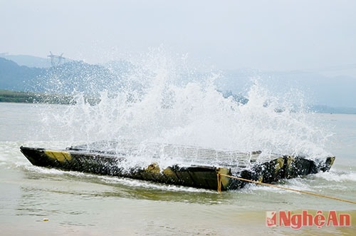 Cầu phao bung ra làm nước tung bọt trắng xóa rất ấn tượng.