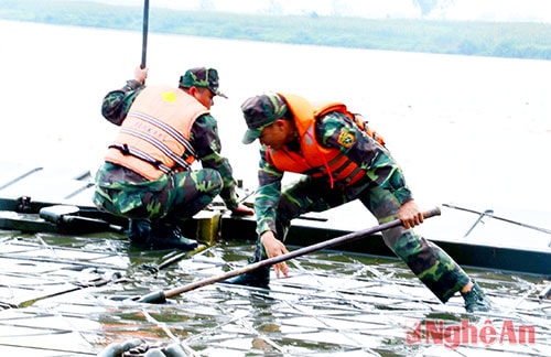 Bộ đội công binh nhanh chống ghép các đoạn cầu phao lại với nhau.