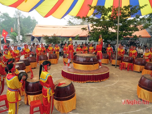 Rộn ràng tiếng trống mừng ngày lễ đón nhận làng nghề mộc Trung Hậu.