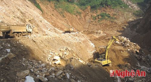 Khai thác khoáng sản vật liệu xât dựng ở Châu Hồng Quì Hợp. Ảnh PV.