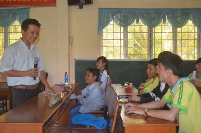 Một tiết dạy văn của thầy Thế (đứng) có mặt nhân vật thật - anh Lê Thanh Hoàng (người ngồi bàn đầu) - Ảnh: Minh Tâm.