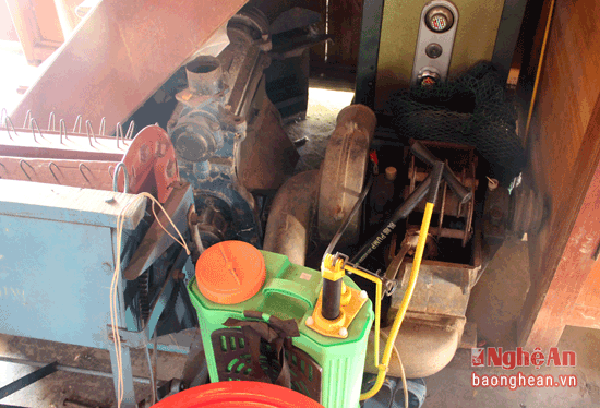Những dụng cụ như: máy tuốt lúa, máy xay xát, bơm... được anh Lô Văn Ối mua sắm nhằm 