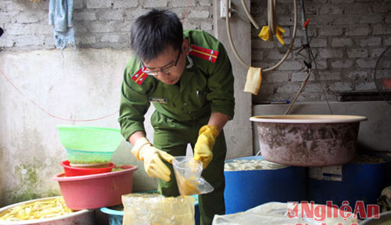 3 gói bột màu vàng nghi là chất vàng ô được lực lượng chức năng thu giữ tại cơ sở sản xuất măng của bà Phạm Thị Trang.