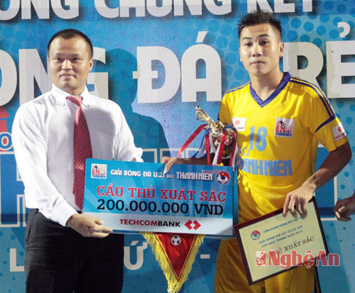 Vũ Quang Nam nhận giải cầu thủ xuất sắc nhất U21 Báo Thanh niên.