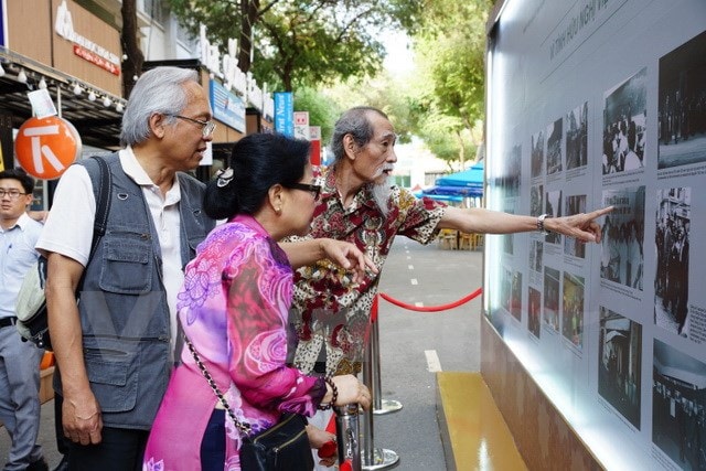 Khách tham quan triển lãm.