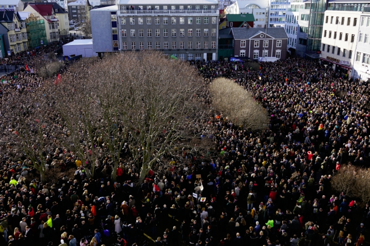 Người dân Iceland biểu tình yêu cầu Thủ tướng từ chức hôm 4/4. Ảnh: Independent.
