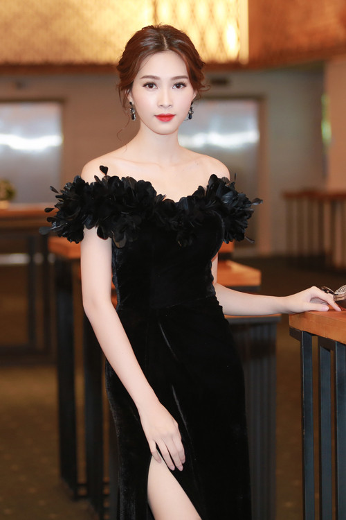 Khi mặc đồ tối, Hoa hậu Việt Nam 2012 chọn gu trang điểm tự nhiên cùng son môi đỏ để gương mặt trở nên tươi sáng.