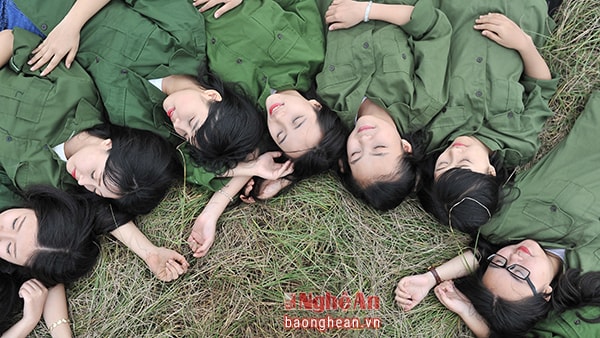 Phút hồn nhiên của các nữ sinh trong trang phục quân đội.
