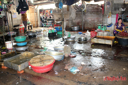 Tràn lan rác và nước thải bẩn tại khu vực hàng cá, hàng gà chợ Quang Trung (TP.Vinh).