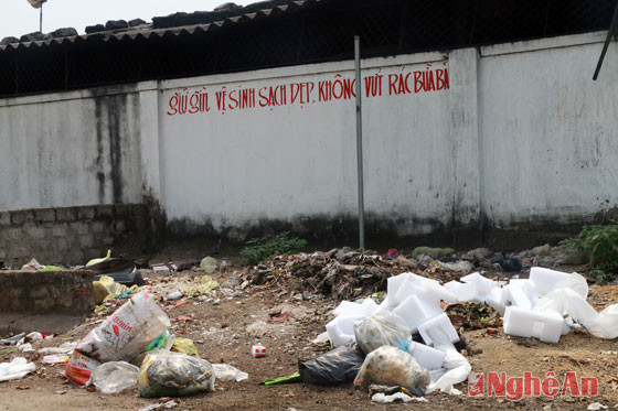 Dù đã có biển cấm nhưng rác vẫn được đổ ngang nhiên tại chợ Hải sản Cửa Lò.