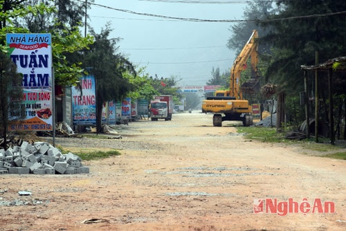 Nhiều năm chưa đổ bê tông mặt đê, ảnh hưởng đến sự phát triển du lịch biển của địa phương