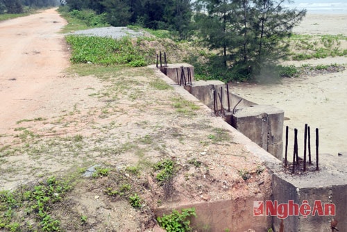 Cống ngăn mặn, thoát nước trên tuyến đê ven biển quỳnh lưu, đoạn qua xã Quỳnh Nghĩa không phát huy hiệu quả, phần thép chờ đã hon rỉ nặng.