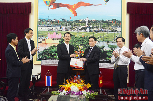 Thay mặt lãnh đạo tỉnh, đồng chí Hồ Đức Phớc tặng quà lưu niệm cho đoàn công tác.