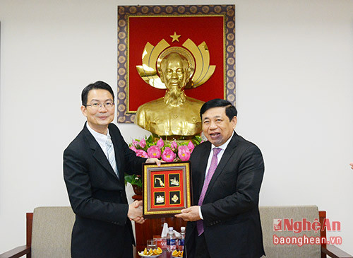 Đại diện tập đoàn Hemaraj tặng lãnh đạo tỉnh món quà là biểu tượng của đất nước Thái Lan.