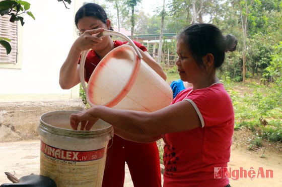 Nước ngọt càng khó khăn hơn với điểm trường lẻ ở bản Tam Thành. Để hỗ trợ nhà trường, nhiều năm nay các hộ dân trong bản đã tự nguyện tích trữ nước