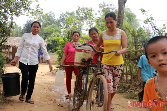 Đồng thời huy động mọi người mang nước đến hàng ngày để phục vụ các cháu