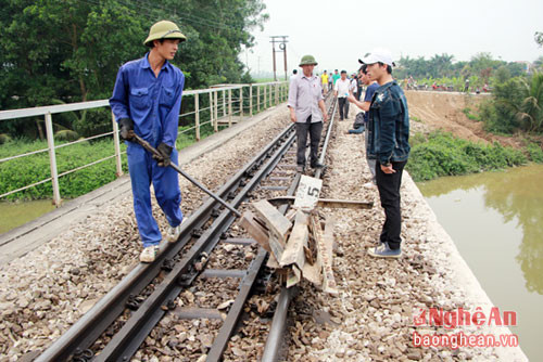 Ngành đường sắt huy động 50 nhân viên đến sữa chửa hư hỏng do vụ tai nạn gây ra.
