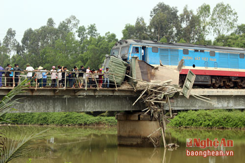 Vụ tai nạn khiến hệ thống đường sắt bị tê liệt nhiều giờ liền.