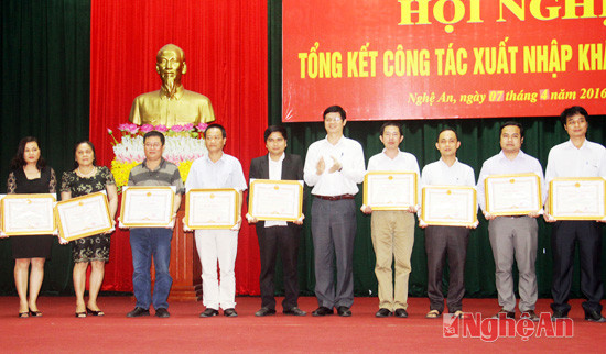 PHó chủ tịch Thường trực UBND tỉnh Lê Xuân Đại trao bằng khen của UBND tỉnh cho 9 tổ chức, doanh nghiệp có nhiều thành tích trong công tác XNK năm 2015
