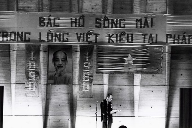 Bức ảnh chụp lễ kỷ niệm sinh nhật Bác Hồ vào năm 1980 của tác giả Lê Tấn Xuân.