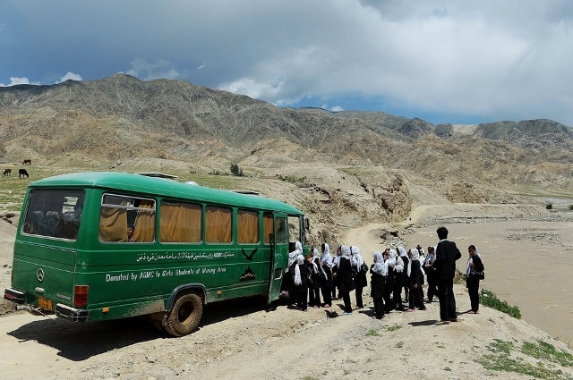 Nữ sinh ở làng Qara Zaghan, tỉnh Baghlan, Afghanistan đang bắt xe bus đi học. 