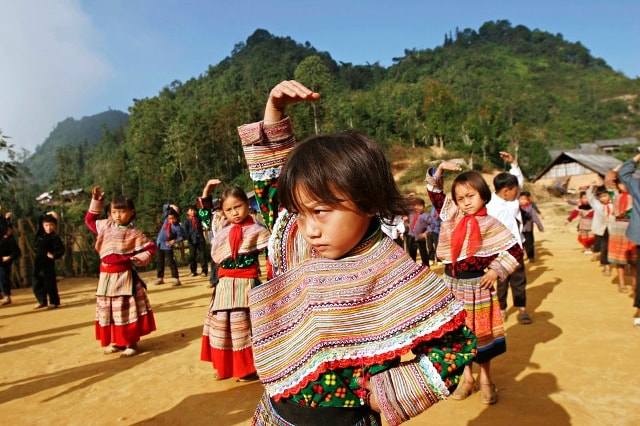 Các em gái dân tộc H’mong trong giờ tập thể dục ở trường tiểu học Hoàng Thu Phố, thuộc huyện Bắc Hà, Lào Cai, Việt Nam.