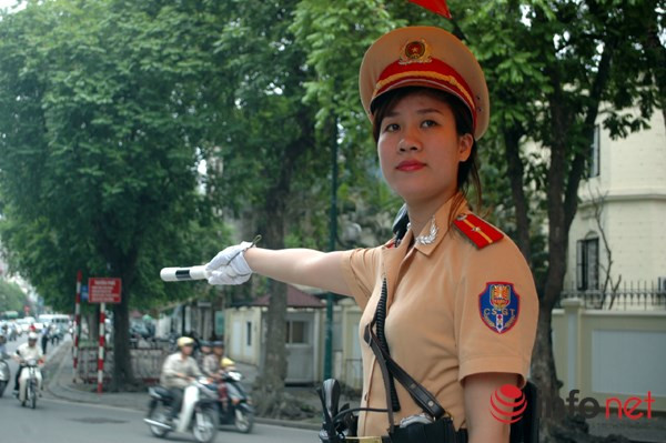 Nữ CSGT phân luồng giao thông trên phố của Thủ đô.