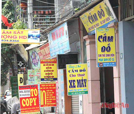 Một góc đường Bạch Liêu (TP.Vinh), nơi tập trung hàng chục cửa hàng, cửa hiệu câm đồ 