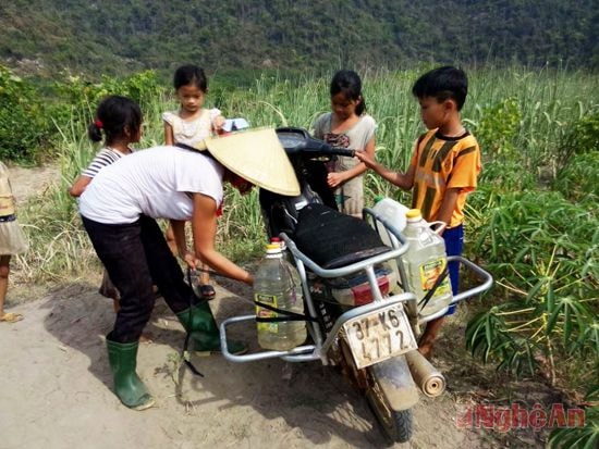 Người dân xã Thọ sơn (Anh Sơn) đi lấy nước từ khe suối về sinh hoạt trong mùa nắng hạn năm  2015. ảnh: Phùng Văn Mùi, Huyền Trang