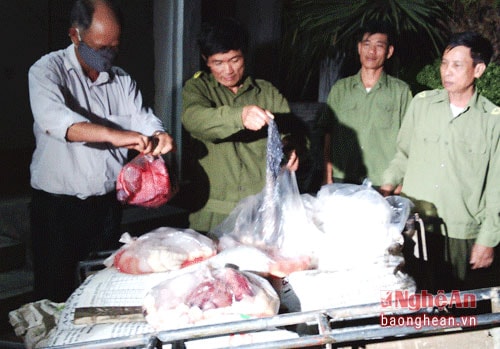 Lực lượng chức năng  kiểm tra số thực phẩm không rõ nguồn gốc