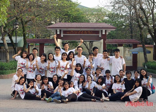 12C5 là lớp chuyên Anh của trường THPT Phan Bội Châu - nơi hội tụ những học sinh thông minh, cá tính và là tập thể rất đoàn kết.