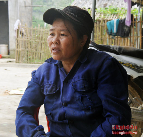  Chị Trần Thị Hòa đau đớn khi kể về cái chết của con gái.