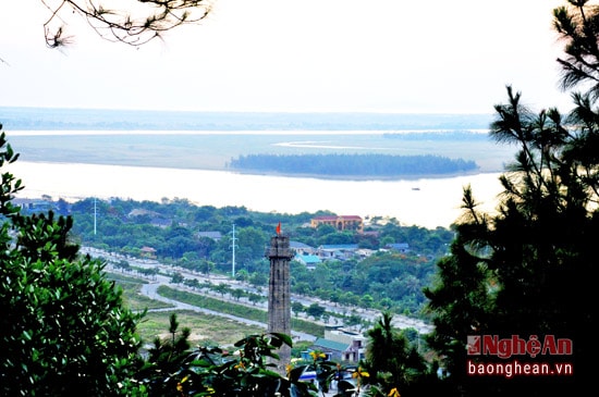 Đường ven sông Lam qua địa bàn TP. Vinh nhìn từ núi Dũng Quyết. Ảnh: Trần Hải