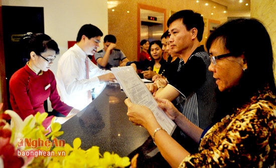 Khách du lịch đăng ký lưu trú tại Khách sạn Mường Thanh - Phương Đông (TP. Vinh). Ảnh: P.V