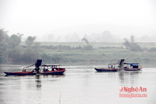 Hút cát trái phép tại khu vực giáp ranh xã Ngọc Sơn (Đô Lương) và xã Tào Sơn (Anh Sơn).