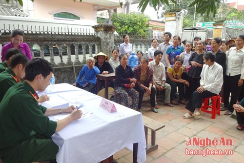 Ngay từ sáng sớm rất đông bà con nhân dân đã đến đăng ký khám bệnh.