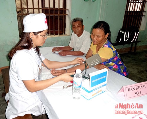 Ngoài thăm khám về huyết áp, bà con còn được siêu âm kiểm tra bệnh và khám tai mũi họng, tim mạch.