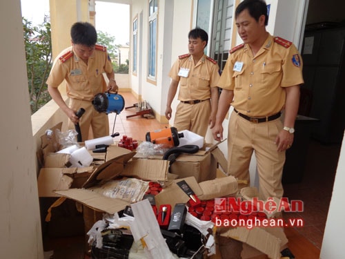 Lực lượng chức năng kiểm tra tang vật