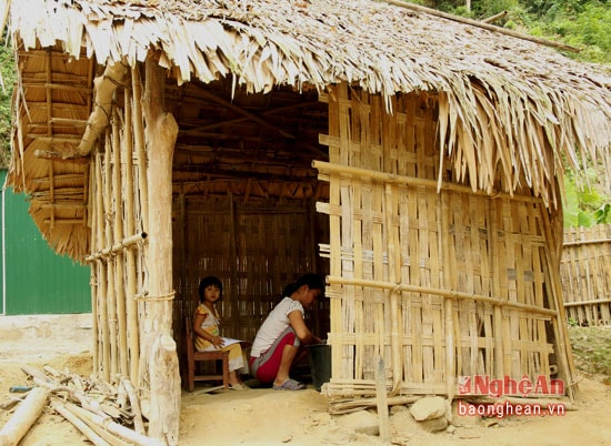 Nơi nấu ăn cho học sinh cũng là ngôi lều được dựng lên 1 cách tạm bợ.