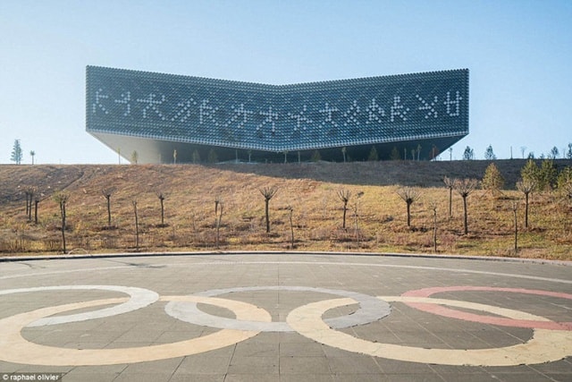 Một sân chơi rộng rãi và tiện nghi bị bỏ hoang, trơ trọi logo Olympic Bắc Kinh 2008.